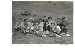 【写真④】１９６２年５月　教会の青年会仲間と。