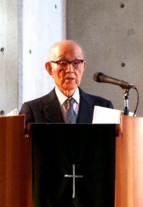 【写真左】２０１７年１２月、関東学院教会主日礼拝での説教